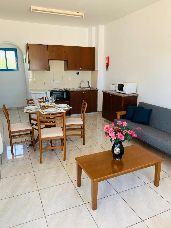 Kefalonitis Hotel Apartments Paphos Bagian luar foto