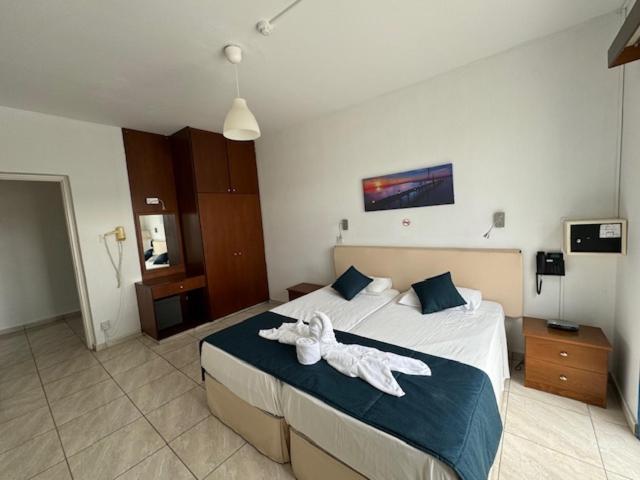 Kefalonitis Hotel Apartments Paphos Bagian luar foto