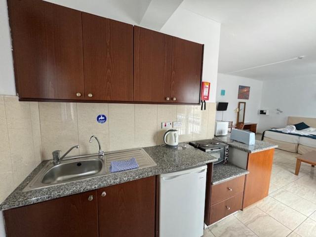 Kefalonitis Hotel Apartments Paphos Bagian luar foto