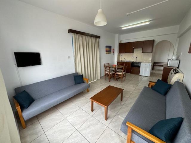 Kefalonitis Hotel Apartments Paphos Bagian luar foto