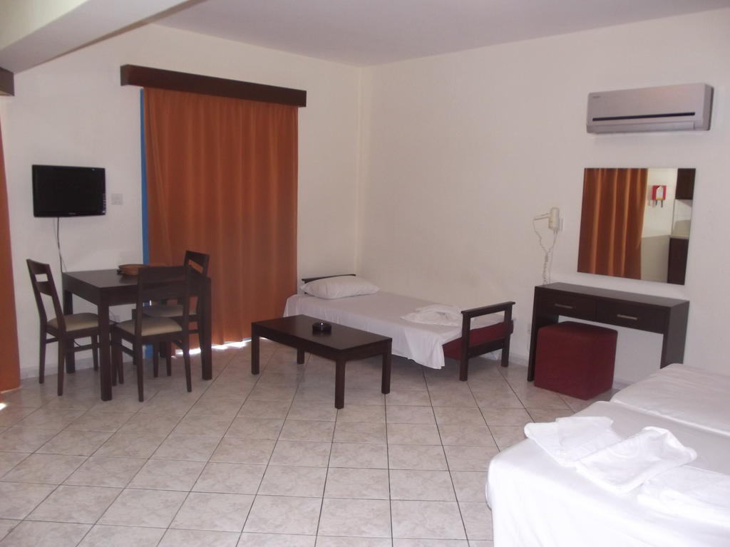 Kefalonitis Hotel Apartments Paphos Ruang foto
