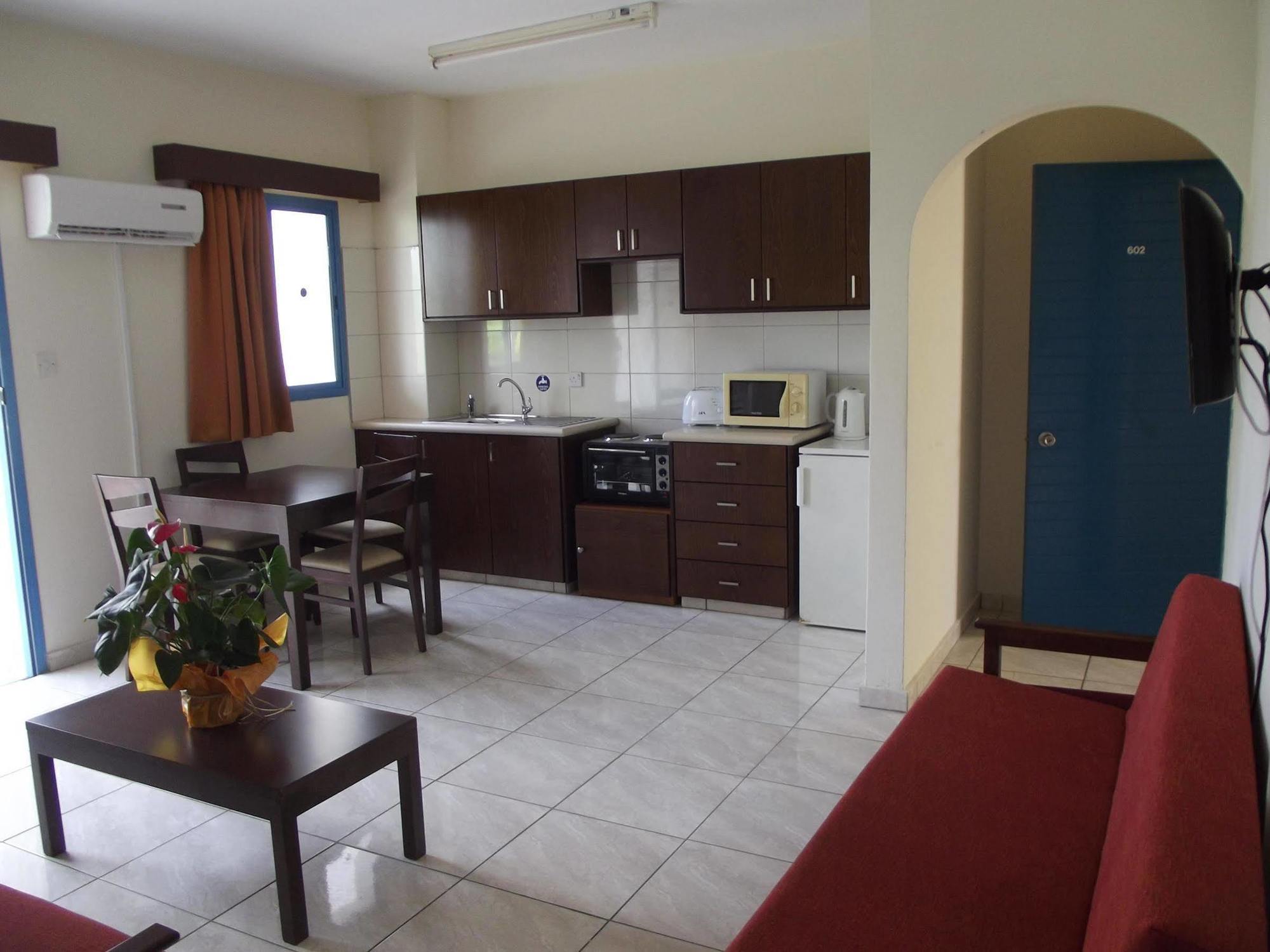 Kefalonitis Hotel Apartments Paphos Bagian luar foto